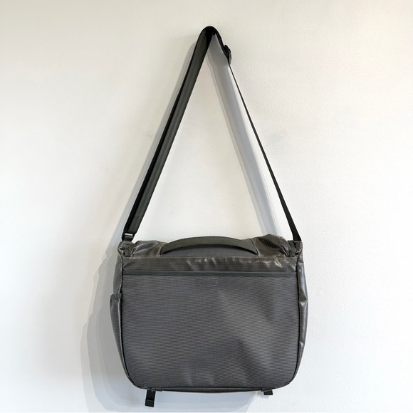 Patagonia Black Hole Mini Messenger 12L travel outdoors grey pink buckle closure - Picture 2 of 16